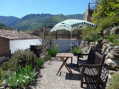 M M IMMOBILIER presents a 3 bedroom village house with a 1 bedroom gîte, a workshop and a beautiful courtyard located in the sought-after village of Axat, 15 minutes from Quillan and all amenities. GROUND FLOOR : Dining room / kitchen / living room /...