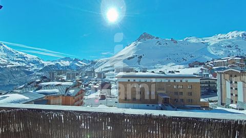 Welcome to Tignes le Lac! Nestled in the heart of the renowned resort of the French Alps, this studio located on the 3rd and last floor of a pleasant condominium, offers breathtaking views of the surrounding mountains. It is cleverly laid out and ren...
