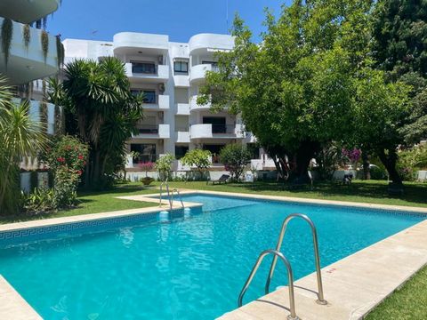 Located in Nueva Andalucía. Apartment with 2 bedrooms and 2 bathrooms in a gated complex located a few min. from the beach in Puerto Banus. Of restaurants, shops, supermarkets and shopping centers. Its excellent location and easy access make this pro...