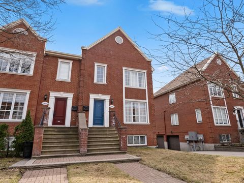 Spacious corner townhouse with windows on 3 sides which provides plentiful natural lighting on all floors. Large open living area on the ground floor with beautiful hardwood flooring which opens up onto a new terrace and an intimate fenced-in garden....