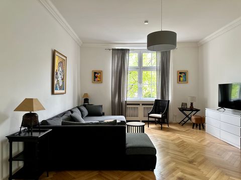 Within the Berlin district of Schmargendorf, the dignified streets in the Roseneck neighbourhood are home to some of the most exclusive addresses. The property’s location along two quiet side streets leading from the Hohenzollerndamm offers stylish l...