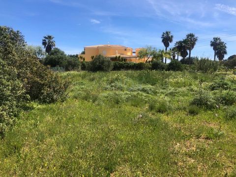 Fantastic plot of land with 3,440 m2, with feasibility of construction and approved project for 380 m2. One of the last spaces to explore with quality in the Almancil area. Unique investment opportunity with location located in the golden triangle 10...