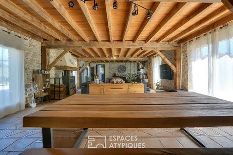 Located at the crossroads of the Basque Country, the mountains of Béarn and the beaches of the South of the Landes, this renovated stone terraced house of 227 m2 is built on a plot of 1684 m2 in the heart of a charming village in the Pays d'Orthe. Th...