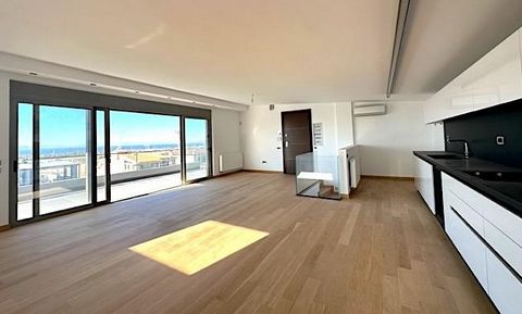 Dans la banlieue sud, à Kato Glyfada, l’un des meilleurs quartiers de la Riviera d’Athènes, un penthouse en duplex rénové de 190 m², s’étendant sur les 3ème et 4ème étages, est disponible à la vente. Cette propriété est un joyau architectural lumineu...
