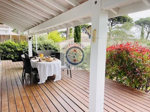 7 km from Saint-Tropez, in a residential and family park, in the shade of the Umbrella Pines and in a lush nature, this spacious and well-appointed chalet, with a seaside spirit, consists of 3 bedrooms, two bathrooms with toilets, pretty well-equippe...