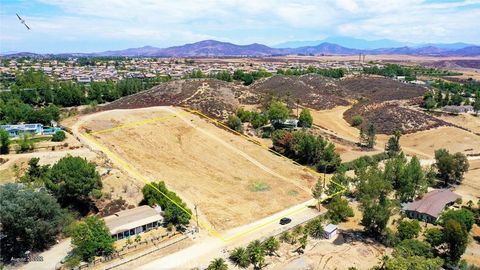 RARE OPPORTUNITY in the HEART OF TEMECULA!! Over 2.6 Acres of Cleared land with PANORAMIC VIEWS in PRIME LOCATION!! Private but just a stone's throw from the new Sommers Bend Sports Park & Roripaugh Ranch Gated Community. Surrounded by the establishe...