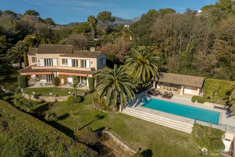Located in a sought-after residential area, this charming Provencal home has been recently renovated and is superbly maintained. Set on a plot of over 2,300 m2, with unobstructed views of the sea and surrounding countryside, this superb south-facing ...