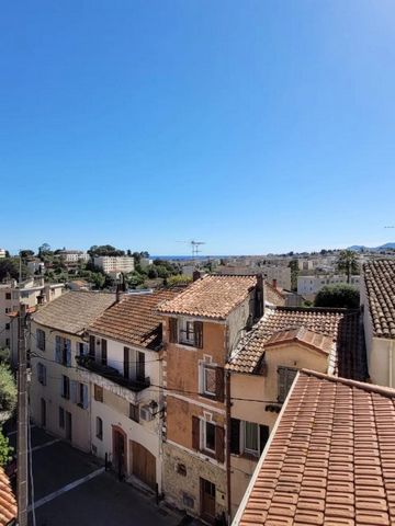 RARE RENOVATED TOWNHOUSE FOR SALE Sublime 3 room apartment of approximately 70 m² in the Cannet Mairie sector with small terrace on the top floor with sea view. Completely renovated with noble materials combining stone, metal, wood, recessed lighting...
