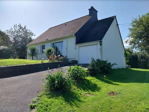 Gelijkvloers huis, 2 slaapkamers, niet over het hoofd gezien. Woonkamer met open haard, gesloten keuken. Garage en bebost en onderhouden terrein van 2400 m². Budget: 136.000 euro bemiddelingskosten ten laste van de verkoper. Om u te bezoeken en u te ...