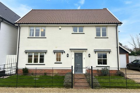 PEAR TREE CLOSE Combining timeless charm with contemporary living, this attractive detached house successfully merges the classic aesthetics and character of a traditional home with the modern conveniences expected in a newly built property. The exte...