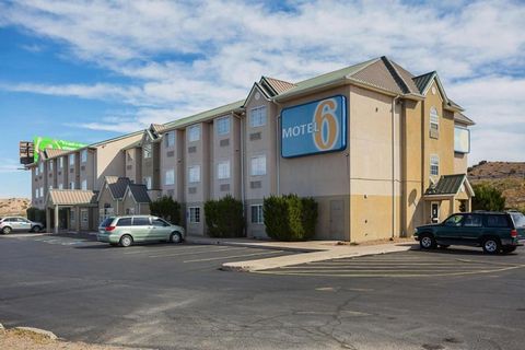 Motel 6-Bernalillo, NM ligt in Bernalillo, op 22 km van Cliff's Amusement Park, en biedt accommodatie met gratis WiFi en gratis privéparkeergelegenheid. Dit 2-sterrenhotel beschikt over een casino en kamers met airconditioning en een eigen badkamer. ...