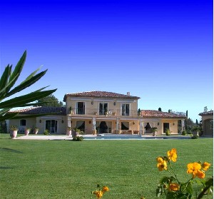 Town : MOUGINS - Rooms : 9 - Bedrooms : 7 - Surface : 400 m² - Land surface : 5500 m²