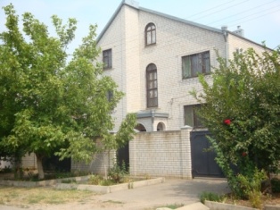 Rostov highway, ul. avenue. House is brick, 2et, 250 \ 100 \ 16, z \ in 8sot, the facade of 20m, 5iz.komnat, 2san.uzla, the ceilings of 3m, 2vkhoda, parquet, glazed tile, stairs- beech, boiler room, garage, the basement of 48kv m, the shed of 70kv m,...