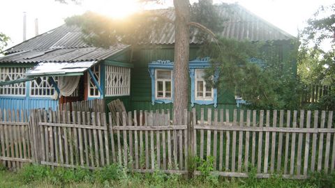 Acheter une maison en bois avec superficie dans le village de Sasykino Ryazan oblast I.shilovsky district. Maison 46 m2., en électricité, gaz (chauffe-eau) – chauffage, l'eau toute l'année. 30 m2, zone de la taille des parcelles et la rivière, il y a...