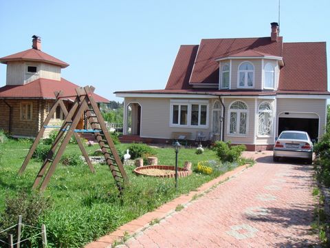La maison est située dans le village, 75 km de Moscou Novorizhskoe autoroute (la distance de l'autoroute - 10 km), route d'accès bonne (accessible toute l'année). Le long de l'allée située caméras de surveillance. La maison est située dans un endroit...