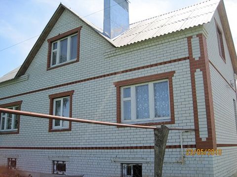 Sold as new brick house 14km from g.Livny Oryol region. Level 3, the total area of ​​180 sq ft house in gas, electricity, water, sewage, heating, double glazing. Earth 15 hundred in the property. Fruit trees, bushes. All-weather access. Near the rail...