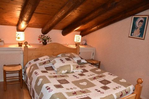 The Chalet de Bornoua is located in Villemartin, small hamlet of mountain, situated 4 km from Bozel and shops. A charming savoyard chalet and a cosy family home. An idyllic position, very sunny and peaceful, panoramic views of Courchevel and surround...