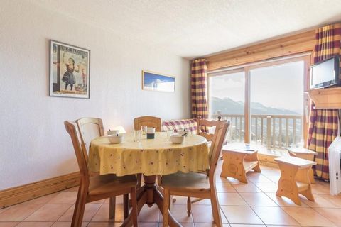 The residence Le Chantel is a residence of standing, with a coconning indoor. It is located at the foot of the ski slopes, and 5 mn from the shops by free shuttles. You will have a panoramic view on the resort and the valley. Surface area : about 50 ...