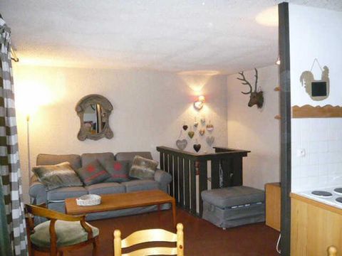 The Residence Les Glovettes is situated in the ski resort of Villard de Lans, at 50m from the ski slopes. You will have a wonderful view over the surrounding mountains. The center and main shops of the resort of Villard de Lans are at 4km from the re...