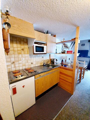Residence le Pouzenc is to be found in Les Orres 1650 resort, in the Southern Alps. Resort center is 100 meters away. Closest shops are 100 meters away. The residence is located in a rather quiet area of resort. Surface area : about 42 m². 4th floor....