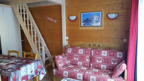 Residence Les Flocons d'Argent in Aussois is located Route des Barrages, directly by the front de neige. It is perfectly located a few meters away from the slopes , the skilifts, the ski school meeting point and the shops. The residence is equiped wi...