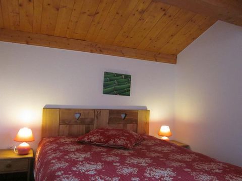 The Chalet des Alpages in La Plagne Soleil, is located just 150m from the ski school and 60 m from the shops. The chalet's ideal location makes it ski in ski out. Surface area : about 85 m². 3rd floor. View ski slopes. 2 halls with radiator. Living r...