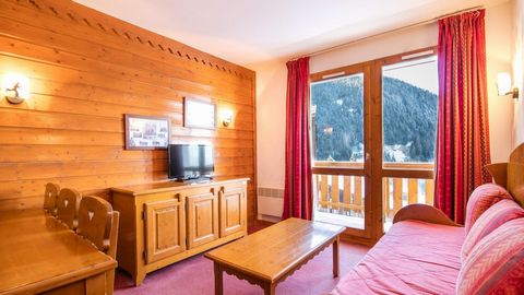 The Residence La Turra, with a lift, in Valfréjus is right a the foot of the ski slopes. This four star residence is built in the typical Savoyard style. There is a heated outdoor swimming pool, a sauna and a gym. The resort centre is just a short di...