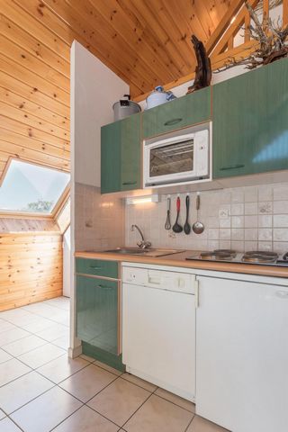 The residence Le Dauphinois is nearby a commercial center, at the crossroads of the Serre Chevalier's valley, the direction to Italy and the center of Briançon. The ski lifts and skislopes are 800 m from the building. Shuttle skiers are located 50 m ...