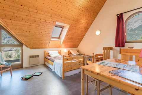 The Residence Le Clos des Abeilles is in Serre Chevalier 1500, 400 m away from the ski slopes and ski school. The resort centre with its shops and other amenities is 200 m away. Surface area : about 70 m². 1st floor. Orientation : South. View mountai...