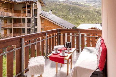 The residence Ski Soleil, of 7 floors with lift, is situated in Bruyères district, in the Menuires resort. Shops, ski lift and ski slopes are nearby the residence. Surface area : about 23 m². 5th floor. Orientation : South-West, West. Hall with 2 bun...