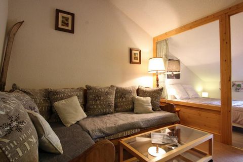 The Residence Ferme d'Augustin (with lift) comprises of 3 floors and is situated in the resort of Montgenèvre with close proximity to the pistes. The centre and shops are about 500m away. Surface area : about 33 m². 1st floor. Orientation : West. Vie...