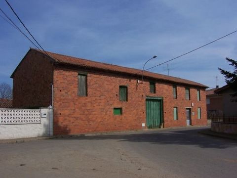 lantliga bostäder belägna i Santa Olaja del Porma, Byggnad av två våningar, 200m2 bostäder och vilolager.