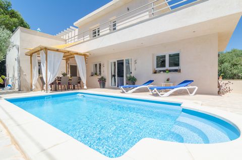 This stunning villa, complete with a private pool, situated near the beach in Cala Santanyí, is designed to comfortably host up to seven individuals. There's a private, 6 m x 3 m chlorine pool with a depth ranging from 1.2 m to 1.7 m and an exterior ...