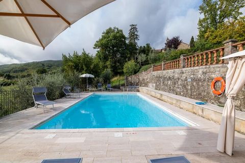 In the quiet town that was the birthplace of Michelangelo, we find this charming farmhouse at the foot of the Apennines, with splendid views of the estate, stone walls, chestnut beams and original terracotta floors. There is a swimming pool and a pri...
