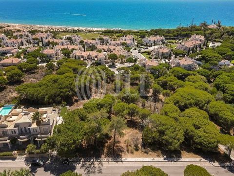 Set of plots of land, 1285 sqm, 300 meters from the sea, in the Encosta do Lobo, in Vale do Lobo, Algarve. This set of plots of land allows up to 1,200 sqm of construction gross area, plus a 600 sqm basement, a swimming pool, a garage and sea views. ...