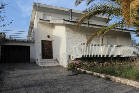 Detached villa with 5 bedrooms implanted in a land of 358m2 fully fenced. With garage, patio, terrace and outdoor patio. Compartments with good areas and excellent sun exposure. It is located in the village of Campo de Viboras, 8km from the village o...