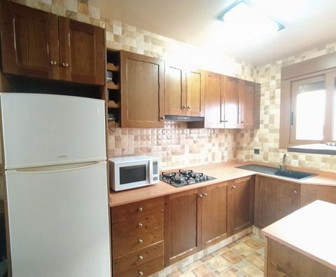 Nice townhouse in Benicasim (Heliopolis area) a few meters from the beach and in a very quiet urbanization with neighbors all year round. The renovated house with appreciable improvements such as its front terrace from where you can access both the g...
