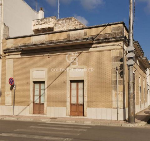 GALATINA - SALENTO We are pleased to offer for sale near the historic center of Galatina a completely independent house on the ground floor with angular exposure between via Gallipoli and via Giulia. The star-vaulted building enjoys an open property ...