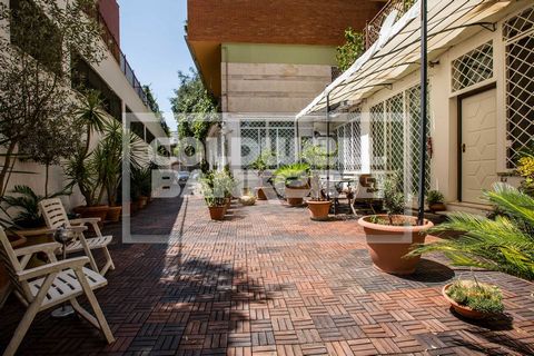 In the heart of talent, near the Parco delle Mimose, we propose an immovable C2 of 600 mq partially used for residential use. By accessing via Nicola Festa, we pass through a beautiful garden with wooden flooring which leads us to the entrance of the...