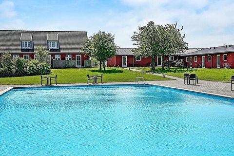 Appartamento per vacanze ben tenuto situato in un paesaggio collinare ad Aakirkeby. L'appartamento dispone di una piscina all'aperto comune di 10 x 20 metri. La piscina è aperta dal 15.06 al 15.09. L'appartamento è stato ristrutturato nel 2007 e gode...