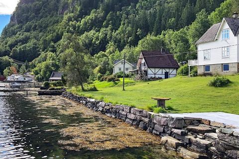 Magnifique maison de vacances avec grand balcon offrant une vue magnifique sur le magnifique Hardangerfjord. Ici, vous avez une vue panoramique où vous regardez loin dans le fjord jusqu'aux montagnes de Fyksesundet, et au-delà du fjord jusqu'aux mont...