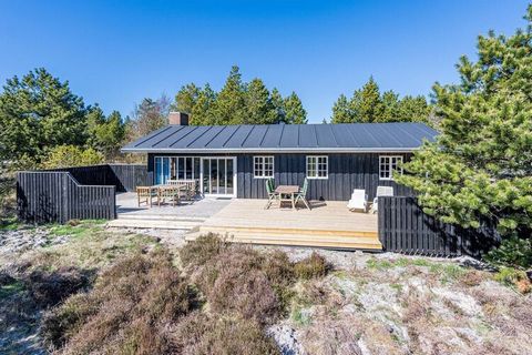 Auf einem schönen, großen und unberührten Dünengrundstück liegt dieses gemütliche Ferienhaus. Es bietet eine attraktive Lage in einer ruhigen, landschaftlich unberührten Umgebung mit viel Natur und dennoch Nähe zum beliebten Ferienort Blåvand. Sie wo...