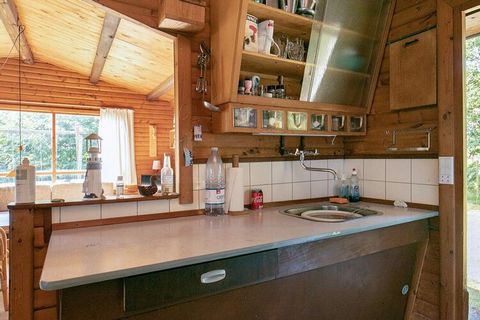 A pochi passi dal mare di Gedesby si trova questo cottage arredato in modo semplice e semplice per la piccola famiglia. Il cottage contiene una cucina aperta, una zona pranzo e un soggiorno. Nel soggiorno è presente una stufa a legna, che può riscald...