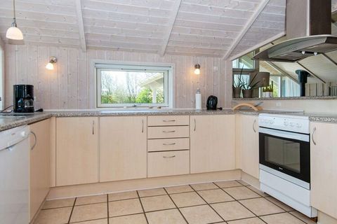 Ferienhaus mit perfekt ausgenutzter, geräumiger Wohnfläche und ansprechender Ausstattung, u.a. mit Whirlpool und Sauna im Bad sowie modernem Mobiliar. Es gibt einen offenen Küchen-/Wohnbereich für das Familienleben, mit luftiger Raumhöhe, großen Pano...