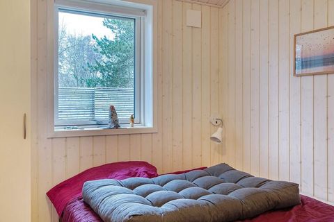 In einer beliebten Ferienregion nahe Rørvig findet man dieses geräumige und einladende Ferienhaus mit Sauna im Bad für erholsame Stunden. Das 2021 neu erbaute Haus hat eine Eingangsdiele mit Zugang weiter zu 3 der Zimmer und einem Badezimmer. Große, ...