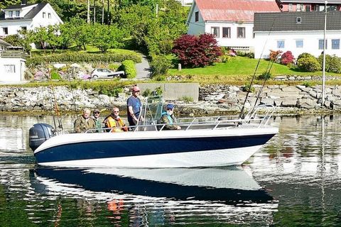 Esta cabaña de pescadores / casa de mar se encuentra en Sørbøvåg, en el extremo más alejado de la brecha del mar junto al fiordo Sognefjord. Sørbøvåg es un pueblo tranquilo y acogedor con aprox. 200 habitantes en el municipio de Hyllestad. La casa de...
