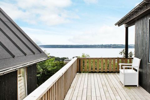 Erhöht und am Ende eines ruhigen Weges, liegt dieses Ferienhaus mit fantastischem Panoramablick auf das Meer. Über 100 m² Terrassenfläche erwarten Sie zum Sonnenbaden und um den herrlichen Blick auf den Aabenraa Fjord zu genießen. Vom Wohnzimmer geht...