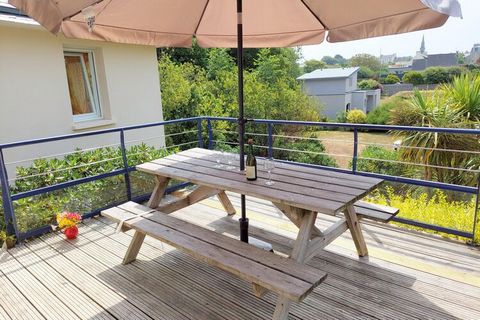 Beautiful sea view located in the sheltered bay of Guissény! At low tide, the sea retreats: ideal conditions for a carefree holiday with children, your dogs can move freely. The light-flooded living room on the upper floor is lovingly furnished with ...