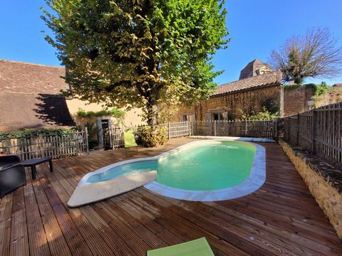 In the heart of a typical Perigord village known for its legendary truffle market, this luxury house will charm you. This set of 334 m2 of living space is made up of 6 bedrooms, 3 bathrooms and 3 shower rooms, 1 large living room of approximately 51 ...