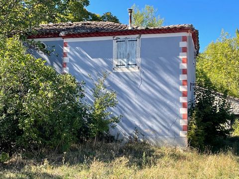 Lendou-en Quercy: Charming old detached house with living area of 160m2 to be completely renovated (roof, insulation, framework, floors, electricity, sanitation). The property is located on an 80m2 cellar with a well and some stone outbuildings also ...